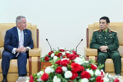 El ministro de Defensa de Vietnam, general Phan Van Giang (derecha), recibe al secretario de Estado adjunto para Asuntos de Asia Oriental y el Pacífico de Estados Unidos, Michael DeSombre. (Foto: qdnd.vn)