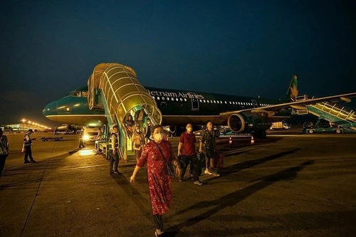 Amplían operaciones de vuelos nocturnos en seis aeropuertos con motivo del Tet. (Foto: VNA)
