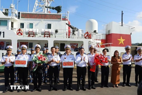 Dirigentes del Comité del Partido Comunista de Vietnam en la provincia de Khanh Hoa entregan regalos a la fuerza encargada de las elecciones anticipadas en la zona especial de Truong Sa. (Foto: VNA)