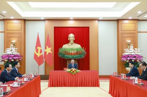 El secretario general del Partido Comunista de Vietnam, To Lam, sostiene el 24 de enero una conversación telefónica con el presidente de Rusia, Vladimir Putin. (Foto: VNA)