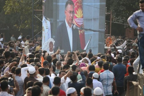 Multitudes siguen la ceremonia de investidura del nuevo primer ministro de Gobierno bangladesí, Tarique Rahman, transmitida en vivo desde el Edificio del Parlamento Nacional, en Daca, la capital, el 17 de febrero de 2026. (Foto: Xinhua)