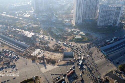 El nudo de transbordo de An Phu es un punto estratégico donde convergen importantes ejes de transporte, entre ellos la vía de acceso a la autopista Ciudad Ho Chi Minh - Long Thanh - Dau Giay, las arterias Mai Chi Tho y Luong Dinh Cua, así como el sistema de conexión con la zona portuaria Cat Lai - Phu Huu. (Foto: VNA)