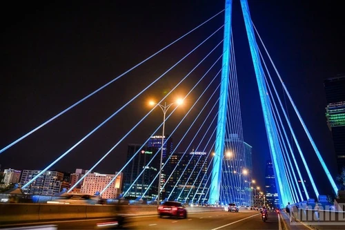 El aspecto vibrante y moderno de Ciudad Ho Chi Minh por la noche. (Foto: Nhan Dan)