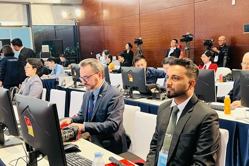 Representantes internacionales siguen el desarrollo del XIV Congreso Nacional del PCV en el Centro de Convenciones de Vietnam. (Foto: VNA)