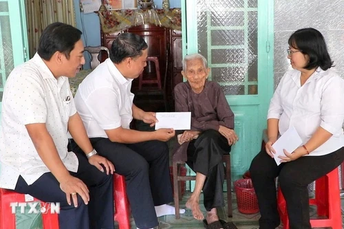 Las autoridades del distrito de Phu Loi, en Ciudad Ho Chi Minh, entregan obsequios a los beneficiarios en sus hogares. (Foto: VNA)