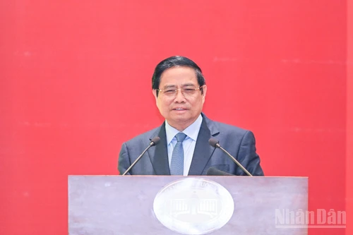 El premier Pham Minh Chinh toma la palabra en la cita.