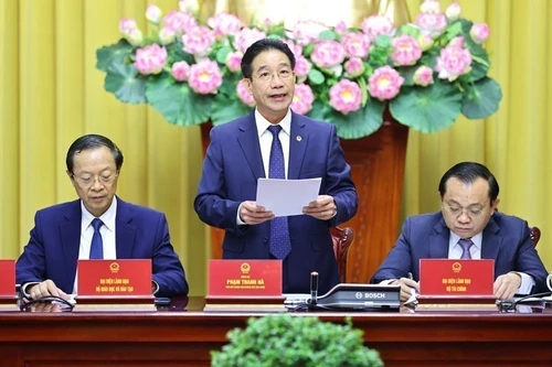 El subjefe de la Oficina Presidencial, Pham Thanh Ha, preside la conferencia de prensa. (Foto: VNA)