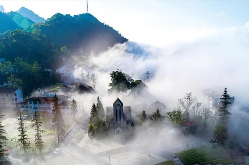 La iglesia de piedra, construida en 1895, ha sido restaurada y conservada intacta, convirtiéndose en una imagen por excelencia de Sapa. (Foto: VNA)