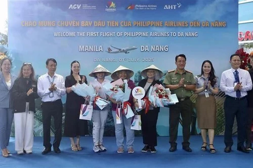 Los primeros viajeros de la nueva ruta directa Manila y la central ciudad de Da Nang (Foto: VNA)