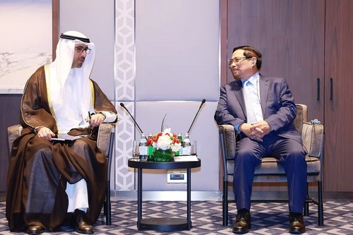 El primer ministro Pham Minh Chinh recibió al jeque Nawaf Saud Al Sabah, vicepresidente del Consejo de Administración y director ejecutivo de la Corporación Nacional de Petróleo de Kuwait. (Foto: VNA)