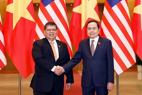 El presidente de la Asamblea Nacional de Vietnam, Tran Thanh Man, recibe al titular de la Cámara de Representantes de Malasia, Tan Sri Dato' Johari Bin Abdul (octubre de 2024). (Foto: VNA)