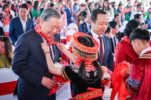 El secretario general del PCV, To Lam, asiste a la ceremonia de inauguración de la Escuela Internado de Educación Primaria y Secundaria Si Pa Phin (Foto: Nhan Dan)