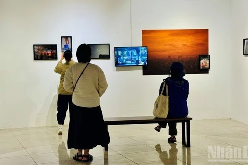 Los visitantes disfrutan de una experiencia auditiva al ver películas sobre el proceso creativo y la vida cotidiana en la ciudad. (Foto: HNV)