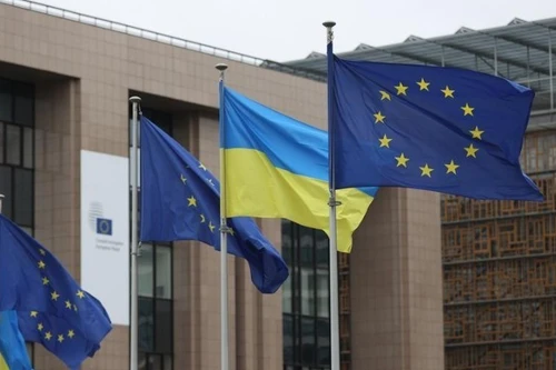 Banderas de la UE y Ucrania en la sede de la UE en Bruselas, Bélgica, 24 de febrero de 2025. (Foto: Xinhua)