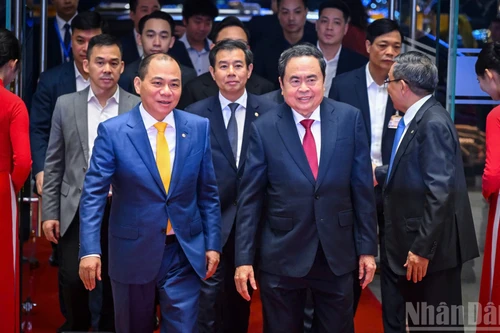 [Foto] Líder legislativo vietnamita asiste a ceremonia de entrega de premios VinFuture 2025