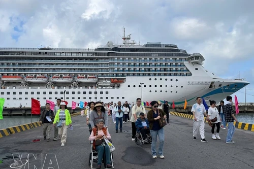 El crucero Adora Mediterranea llega al puerto de Chan May. (Foto: VNA)