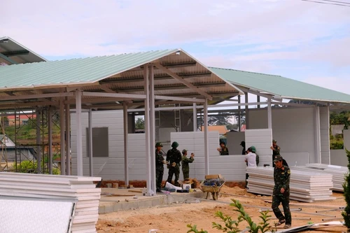 La “Campaña Quang Trung” destina a reconstruir y reparar las viviendas de las familias afectadas por desastres naturales, tifones e inundaciones en la región central del país (Foto: VNA)