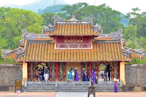 Turistas visitan atracciones turísticas en la ciudad de Hue. (Foto: VNA)