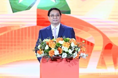 El primer ministro Pham Minh Chinh pronuncia un discurso en la ceremonia de clausura de la Feria de Otoño de 2025. (Foto: Nhan Dan)