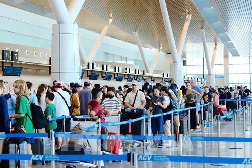 Pasajeros en aeropuerto Tan Son Nhat, en Ciudad Ho Chi Minh (Foto: VNA)