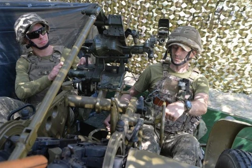 Soldados ucranianos prueban armas en el distrito de Kupyansk. (Foto: Xinhua)