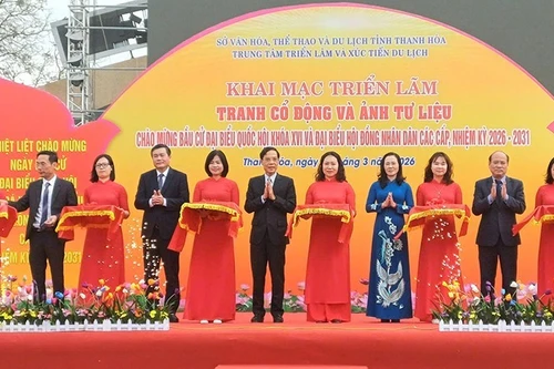 Los delegados cortan la cinta inaugural de la exposición.
