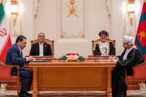 El sultán de Omán, Haitham bin Tariq Al Said (derecha, al fondo), y el presidente iraní, Masoud Pezeshkian (izquierda, al fondo), en la ceremonia de firma en Mascate, Omán, el 27 de mayo de 2025. (Fuente: Xinhua)