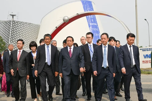 [Foto] Premier vietnamita asiste a ceremonia de inauguración de Centro Espacial de Vietnam