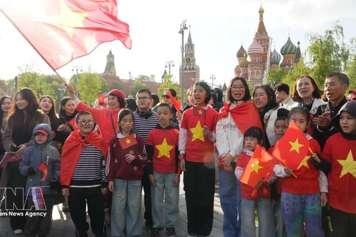 Comunidad vietnamita en Rusia se reúne para dar la bienvenida a la delegación del Ejército Popular de Vietnam en la Plaza Roja. (Foto: VNA)