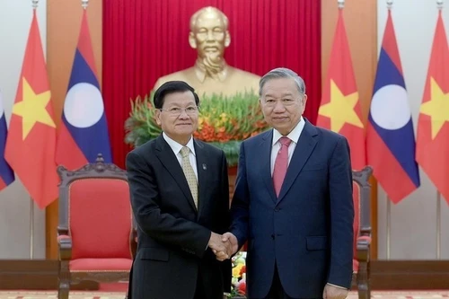 El secretario general del Partido Comunista de Vietnam, To Lam, se reúne con el secretario general del Partido Popular Revolucionario y presidente de Laos, Thongloun Sisoulith, con motivo de su participación en la ceremonia de firma de la Convención de las Naciones Unidas contra la Delincuencia Cibernética, en Hanói. (Foto: Dang Khoa)