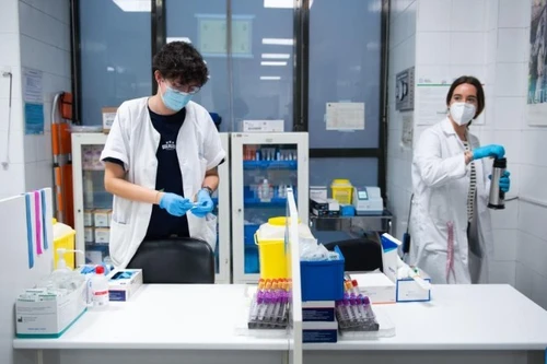 Personal sanitario en una clínica de Madrid, España. (Foto: Xinhua)