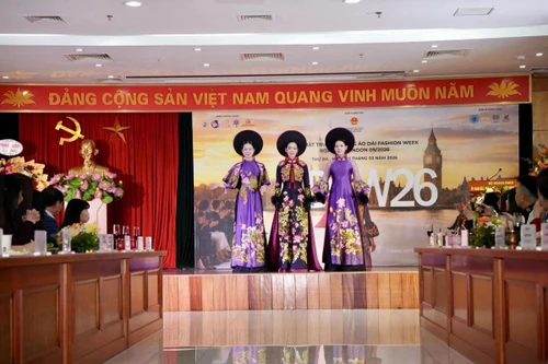 Las tres mejores concursantes de Miss Turismo Vietnam lucen vestidos tradicionales vietnamitas (Ao dai), diseñados por el diseñadora Lan Huong, en el evento. (Foto: Comité Organizador)