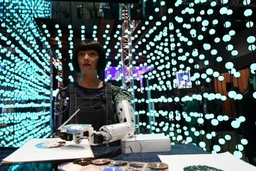 La artista robot Ai-Da pinta en la Cumbre Mundial de Inteligencia Artificial en Ginebra, Suiza, el 30 de mayo de 2024. (Foto: VNA)