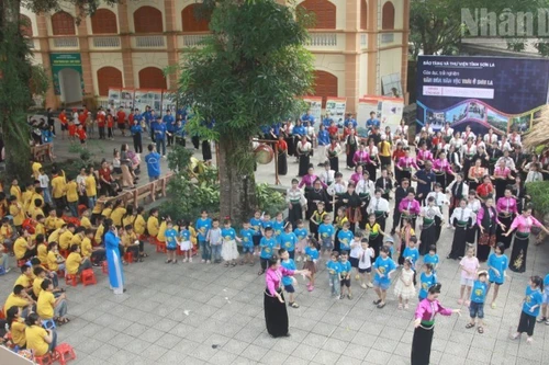 Los artesanos interpretan la danza solidaria y el baila Xoe con la participación de clubes de la etnia de Thai, turistas, residentes locales y estudiantes.