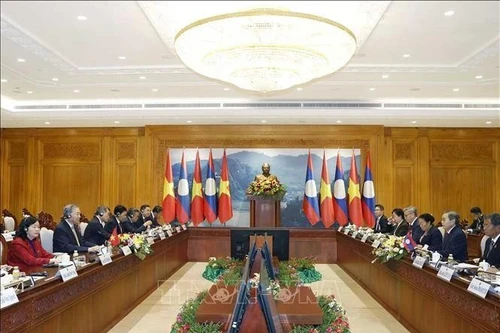 El secretario general del Partido Comunista de Vietnam, To Lam, en una reunión con el presidente de la Asamblea Nacional de Laos, Saysomphone Phomvihane. (Foto: VNA)