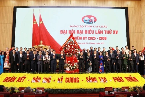 El general Trinh Van Quyet, secretario del Comité Central del Partido Comunista de Vietnam (PCV) y jefe del Departamento General de Política del Ejército Popular, posa para una foto de grupo con los líderes de la provincia de Lai Chau. (Foto: Nhan Dan)