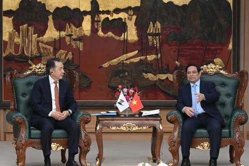 El primer ministro de Vietnam, Pham Minh Chinh (derecha), dialoga con el presidente del Consejo de la Comisión Económica Euroasiática, Bakytzhan Sagintayev (Foto: Nhan Dan)