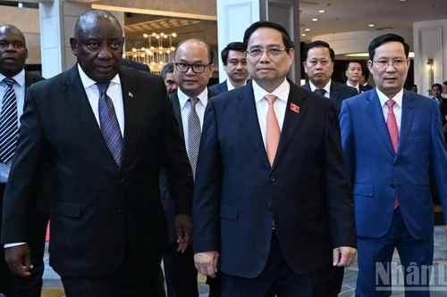 El primer ministro vietnamita, Pham Minh Chinh, y el presidente sudafricano, Matamela Cyril Ramaphosa, asisten al Foro Empresarial Vietnam-Sudáfrica (Foto: Nhan Dan)