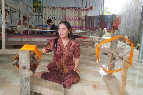 Las mujeres jemeres de la comuna de An Cu, provincia de An Giang, se esfuerzan por preservar y promover la artesanía tradicional del tejido de brocado de su grupo étnico. (Foto: https://dantocmiennui.baotintuc.vn/)