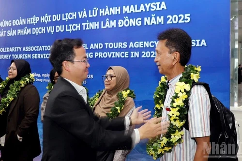 El director del Servicio de Cultura, Deportes y Turismo de la provincia de Lam Dong, Nguyen Van Loc, recibe a la delegación malasia en el Aeropuerto Internacional Lien Khuong.