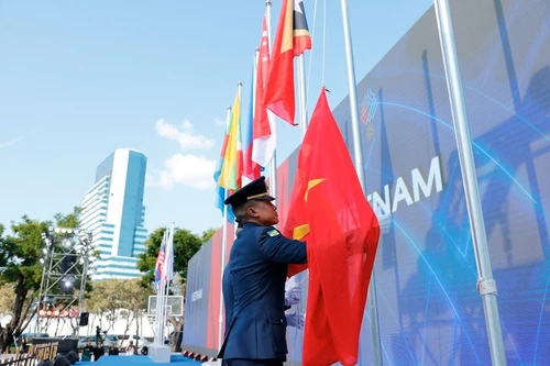 En la ceremonia oficial de izamiento de la bandera de los SEA Games 33 (Foto: VNA)