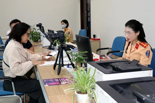 En el Centro de Servicios Administrativos Públicos en Quang Ninh. (Foto: VNA)