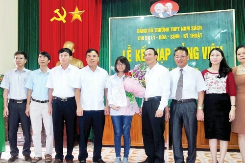 Acto de admisión de nuevos militantes del Partido en la Escuela Secundaria Nam Sach, en la ciudad de Hai Phong.