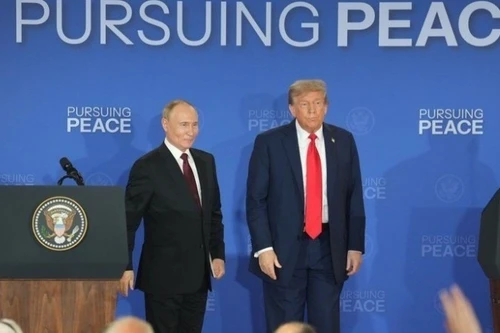 El presidente de Estados Unidos, Donald Trump (derecha), y el presidente de Rusia, Vladimir Putin, durante una rueda de prensa conjunta en la Base Elmendorf-Richardson, en Anchorage, estado estadounidense de Alaska, el 15 de agosto de 2025. (Foto: VNA)