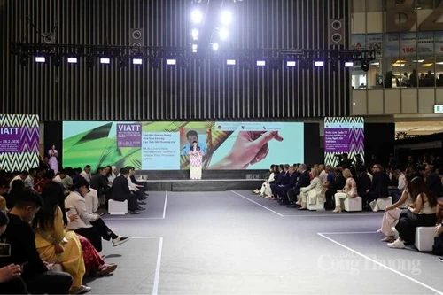 En la ceremonia de apertura (Foto: congthuong.vn)