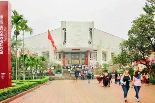 Los turistas visitan el Museo de Ho Chi Minh. (Foto: Hoai Nam/https://kinhtedothi.vn/)