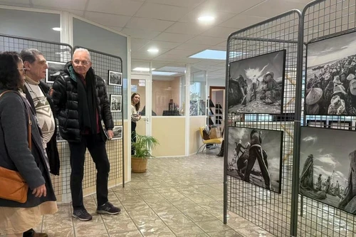 Visitantes en la exposición. (Foto: VNA)