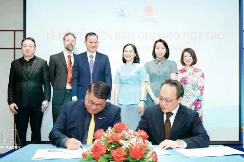 Firma del memorando de entendimiento entre Central Retail Vietnam y Lotte Plaza Market para promover la introducción de productos vietnamitas en la red minorista de esta última en Estados Unidos. (Foto: VNA)