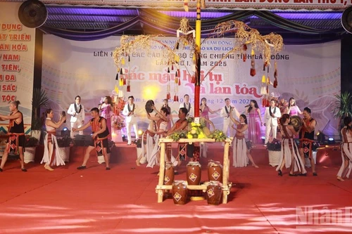 Una actuación artística en el evento.