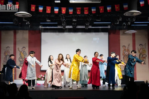 [Foto] Ambiente festivo en Mercado de Primavera de estudiantes vietnamitas en París